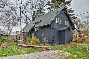 Riverfront Zanesville Getaway w/ Private Bar!