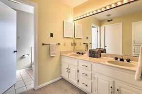 Balcony, Pool & Hot Tub: Cozy Condo in Arkansas!