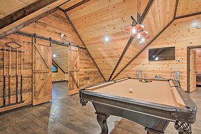 Large Upscale Cabin: Hot Tub, Fire Pit, Pool Table
