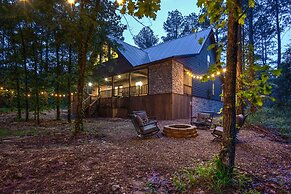 Large Upscale Cabin: Hot Tub, Fire Pit, Pool Table