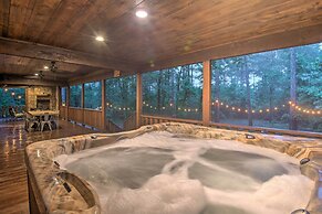 Large Upscale Cabin: Hot Tub, Fire Pit, Pool Table