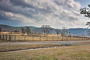 Hodgen Cottage on 650 Acres, Cozy & Scenic