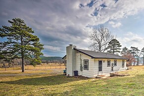 Hodgen Cottage on 650 Acres, Cozy & Scenic