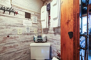 Tiny Cabin w/ Outdoor Dining Area - Near Keystone!