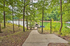 Townville Lakefront Cottage w/ Private Dock!