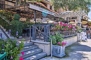 Luxe Naples Escape: Walk to Beach & Downtown!