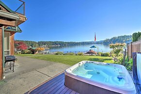 Lake Lovers Oasis: Hot Tub & Mt Rainier View!
