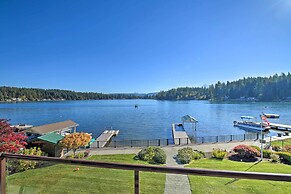 Lake Lovers Oasis: Hot Tub & Mt Rainier View!
