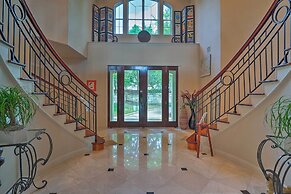 Chic Villa w/ Infinity Pool: 10 Mi to Downtown!