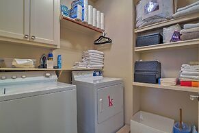 Chic Villa w/ Infinity Pool: 10 Mi to Downtown!