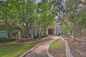 Chic Villa w/ Infinity Pool: 10 Mi to Downtown!