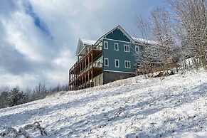 Mountain Refuge w/ View, 12 Mi to Asheville!