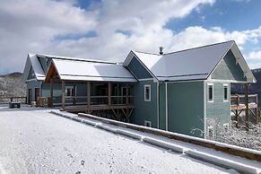 Mountain Refuge w/ View, 12 Mi to Asheville!