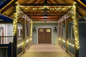 Mountain Refuge w/ View, 12 Mi to Asheville!