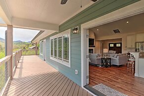 Mountain Refuge w/ View, 12 Mi to Asheville!