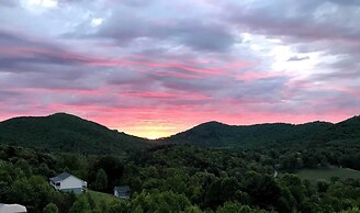 Mountain Refuge w/ View, 12 Mi to Asheville!