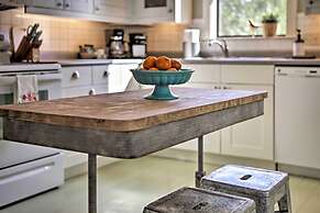 Fredericksburg Cottage w/ Grill - Walk to Main St!