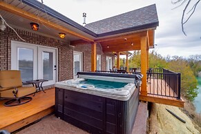 Tranquility Lake Getaway w/ Hot Tub on 27 Acres!