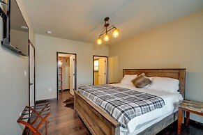 Tranquility Lake Getaway w/ Hot Tub on 27 Acres!