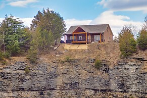 Tranquility Lake Getaway w/ Hot Tub on 27 Acres!