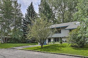 Modern Mountain Escape on Golf Course w/ Hot Tub!