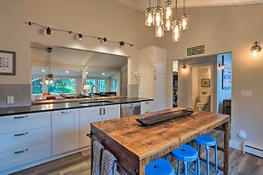 Modern Mountain Escape on Golf Course w/ Hot Tub!