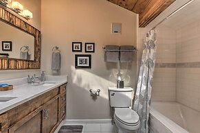 Modern Mountain Escape on Golf Course w/ Hot Tub!