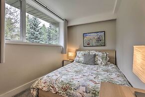 Modern Mountain Escape on Golf Course w/ Hot Tub!