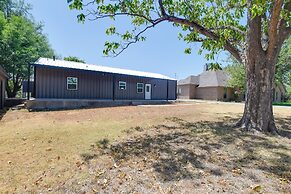 Spacious Palo Pinto Home: Private Dock & Pool