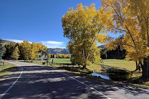 Luxe Vail Valley Retreat w/ Hot Tub!