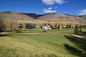 Luxe Vail Valley Retreat w/ Hot Tub!