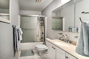 Pittsburgh Retreat w/ Deck ~ 4 Mi to Dtwn!