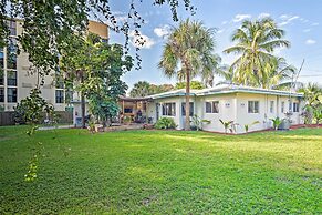 1 Block to Deerfield Beach: Studio w/ Fire Pit!