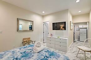 1 Block to Deerfield Beach: Studio w/ Fire Pit!