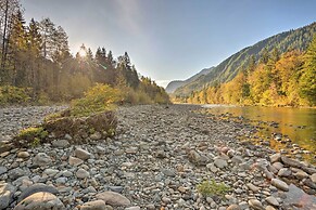Riverfront Gold Bar Log Cabin Near Stevens Pass!