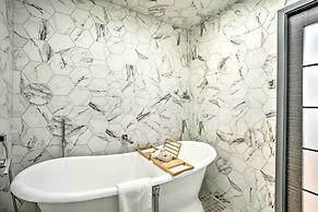 Luxury Spa Retreat: Private Courtyard & More!