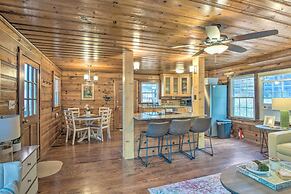 Screened Porch & Grill: Waterfront Landrum Cottage