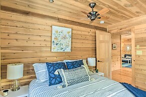 Screened Porch & Grill: Waterfront Landrum Cottage