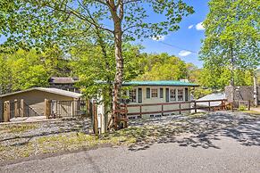 Screened Porch & Grill: Waterfront Landrum Cottage
