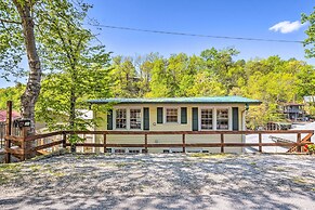Screened Porch & Grill: Waterfront Landrum Cottage