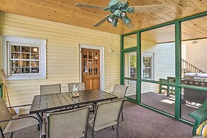 Screened Porch & Grill: Waterfront Landrum Cottage