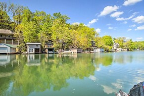 Screened Porch & Grill: Waterfront Landrum Cottage