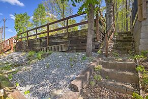 Screened Porch & Grill: Waterfront Landrum Cottage