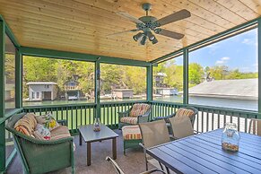 Screened Porch & Grill: Waterfront Landrum Cottage