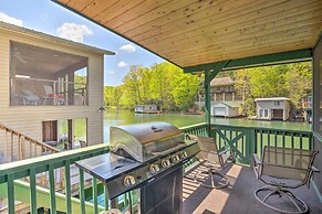 Screened Porch & Grill: Waterfront Landrum Cottage