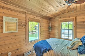 Screened Porch & Grill: Waterfront Landrum Cottage