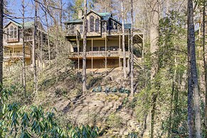 Lake Access + On-site Creek: Lake Toxaway Home!