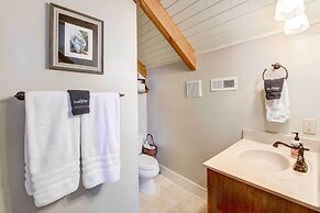 Lake Access + On-site Creek: Lake Toxaway Home!