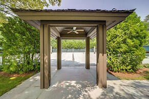 Lake Access + On-site Creek: Lake Toxaway Home!
