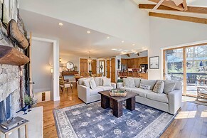 Lake Access + On-site Creek: Lake Toxaway Home!